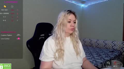 Snapshot of _elven_dreams__ chatting on 01/10/25, 05:37 chloue and Gretta online show from 01/10/25, 05:37