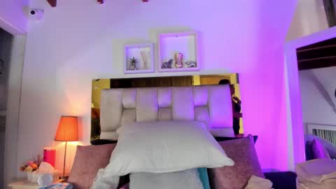 Isabella online show from 10/22/25, 12:05