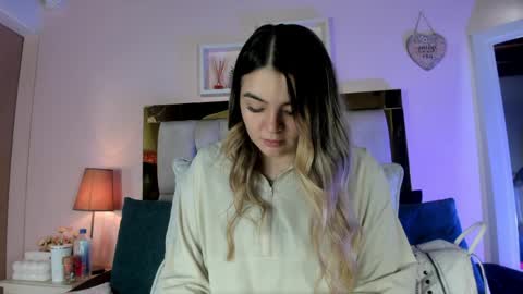 Snapshot of _emily_r chatting on 05/01/26, 12:10 Isabella online show from 05/01/26, 12:10
