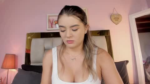 Snapshot of _emily_r chatting on 05/20/26, 12:11 Isabella online show from 05/20/26, 12:11