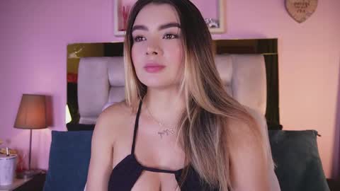 Snapshot of _emily_r chatting on 06/04/26, 12:11 Isabella online show from 06/04/26, 12:11