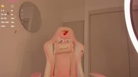 Snapshot of _evaa chatting on 10/27/25, 06:12 Eva online show from 10/27/25, 06:12