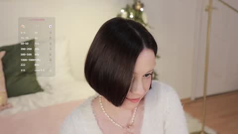 Snapshot of _female_essence_ chatting on 01/01/25, 04:18 Essie online show from 01/01/25, 04:18