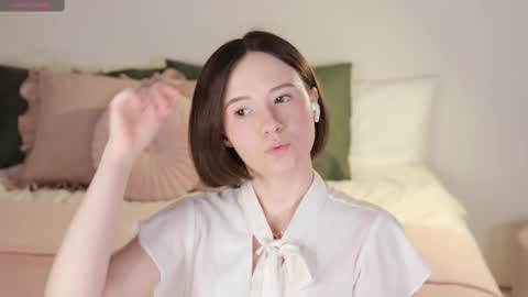 Snapshot of _female_essence_ chatting on 03/07/25, 07:52 Essie online show from 03/07/25, 07:52