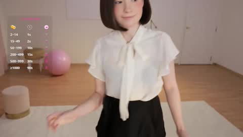 Snapshot of _female_essence_ chatting on 09/17/25, 04:08 Essie online show from 09/17/25, 04:08