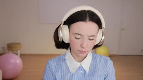 Snapshot of _female_essence_ chatting on 09/20/25, 03:46 Essie online show from 09/20/25, 03:46