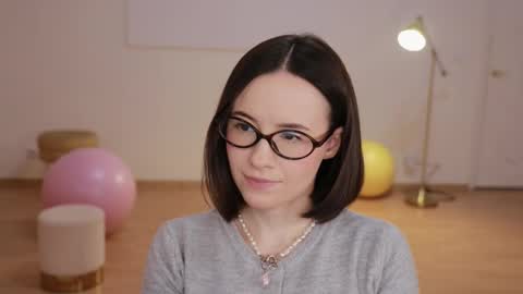 Snapshot of _female_essence_ chatting on 10/13/25, 03:56 Essie online show from 10/13/25, 03:56