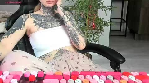 Snapshot of _feralberry__ chatting on 06/03/26, 07:00 Alis online show from 06/03/26, 07:00