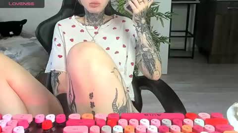 Snapshot of _feralberry__ chatting on 06/12/26, 06:45 Alis online show from 06/12/26, 06:45