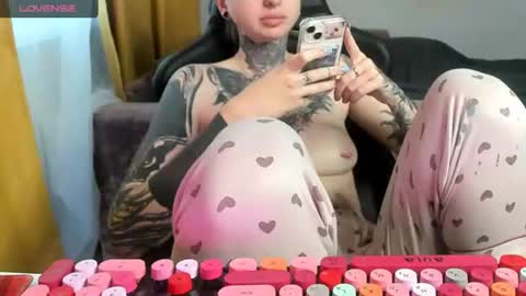 Snapshot of _feralberry__ chatting on 07/06/26, 06:10 Alis online show from 07/06/26, 06:10