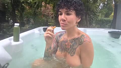 Snapshot of _frankie_rivers chatting on 10/26/25, 06:25 Frankie Rivers allmylinks online show from 10/26/25, 06:25