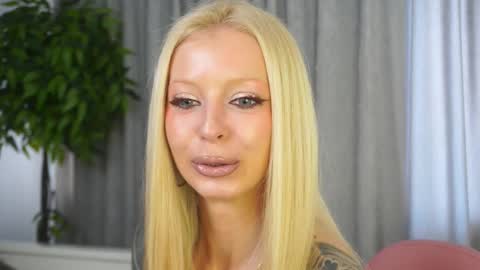 Snapshot of _honeymoney chatting on 03/04/26, 08:09 Lana online show from 03/04/26, 08:09