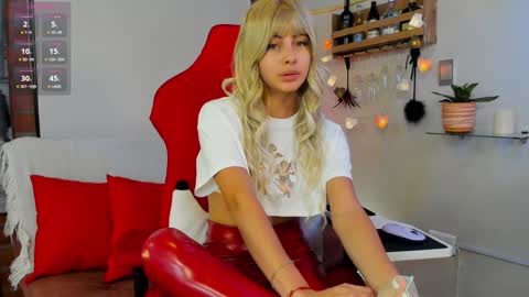 Snapshot of _hottie__ chatting on 01/07/25, 09:25 _hottie__ online show from 01/07/25, 09:25