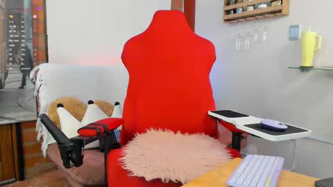 Snapshot of _hottie__ chatting on 02/13/25, 10:43 _hottie__ online show from 02/13/25, 10:43