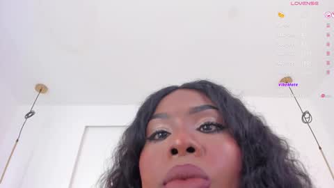Snapshot of _huge_boobs_ebony chatting on 02/18/25, 07:30 Darlis online show from 02/18/25, 07:30
