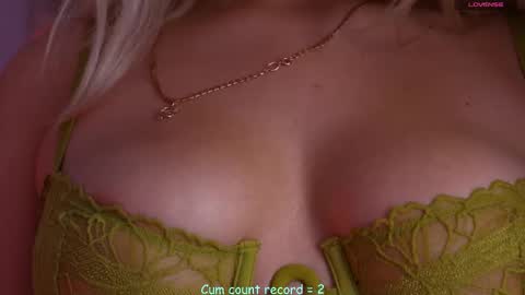 Snapshot of _iowaa_ chatting on 12/15/25, 07:34 Maria online show from 12/15/25, 07:34