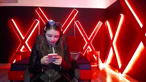 Isa online show from 11/16/25, 11:27