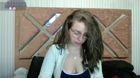 Snapshot of _isaabellaa chatting on 05/18/26, 01:06 Isa online show from 05/18/26, 01:06