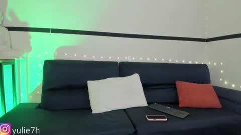 Snapshot of _jessy_moon_ chatting on 02/20/25, 07:30 ... online show from 02/20/25, 07:30