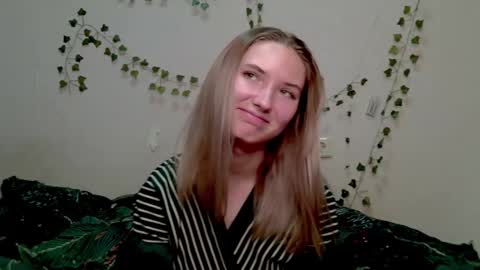 _kikiclark_ online show from 11/07/25, 09:04