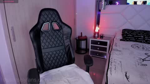 Snapshot of _kinkyalexa_ chatting on 01/11/25, 12:12 A L E X A online show from 01/11/25, 12:12