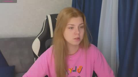 Snapshot of _kirieshka chatting on 10/12/25, 01:21 Molly Emily online show from 10/12/25, 01:21