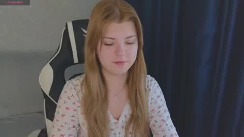 Snapshot of _kirieshka chatting on 10/15/25, 04:34 Molly Emily online show from 10/15/25, 04:34