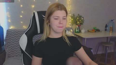 Snapshot of _kirieshka chatting on 02/27/26, 08:47 Molly Emily online show from 02/27/26, 08:47