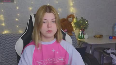 Snapshot of _kirieshka chatting on 02/28/26, 05:36 Molly Emily online show from 02/28/26, 05:36