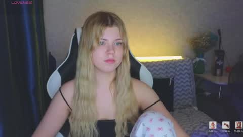 Snapshot of _kirieshka chatting on 05/17/26, 08:38 Molly Emily online show from 05/17/26, 08:38