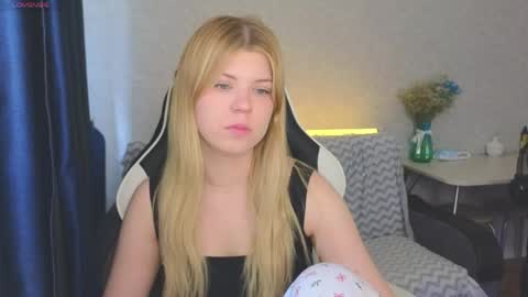 Snapshot of _kirieshka chatting on 05/26/26, 02:35 Molly Emily online show from 05/26/26, 02:35