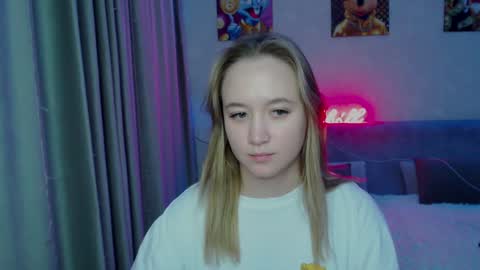 _lalune_ online show from 12/25/24, 12:37