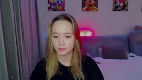 _lalune_ online show from 12/25/24, 07:24