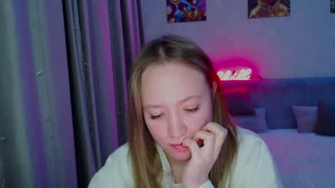 _lalune_ online show from 12/30/24, 12:54