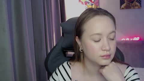 _lalune_ online show from 10/02/25, 12:17