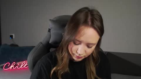 _lalune_ online show from 11/28/25, 05:54