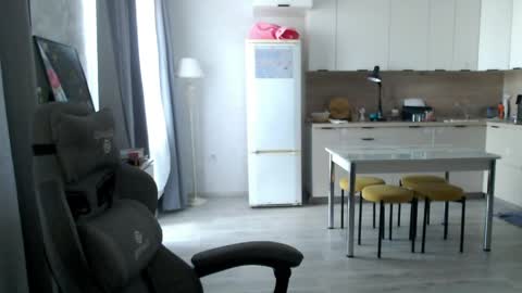 _lalune_ online show from 04/21/26, 10:10