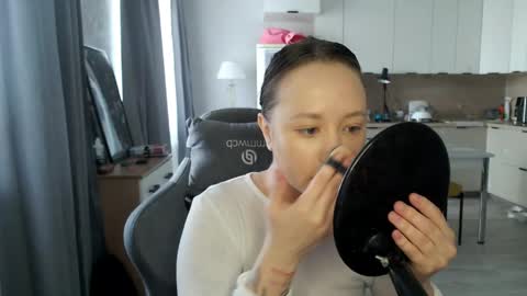 _lalune_ online show from 04/22/26, 10:17