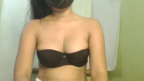 _lilies_gigi_ online show from 12/17/25, 12:05