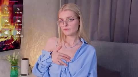 Monica online show from 10/06/25, 04:26