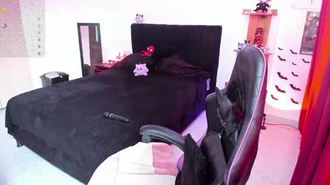 Snapshot of _lucyx__ chatting on 02/03/26, 05:18 Queen. Help me reach 100 thumbs up online show from 02/03/26, 05:18