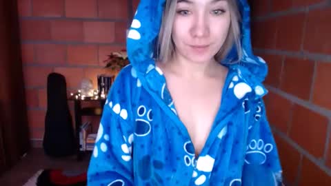 _lunablondie_ online show from 01/10/25, 01:52