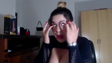 Snapshot of _lunagold_ chatting on 02/04/26, 02:01 _lunagold_ online show from 02/04/26, 02:01