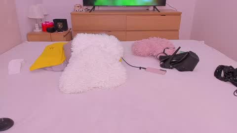 Lynna online show from 12/04/24, 02:20