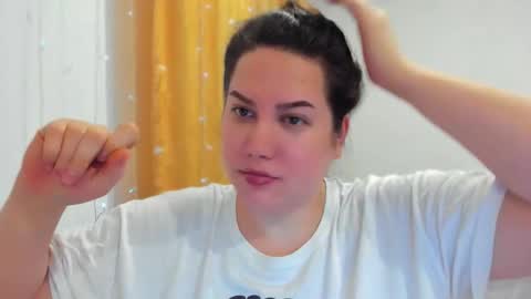 Snapshot of _madalexa_ chatting on 12/16/25, 01:16 Alexa online show from 12/16/25, 01:16