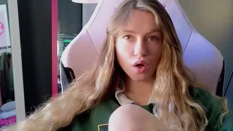 Snapshot of _mavka chatting on 02/25/26, 12:26 Elisa online show from 02/25/26, 12:26