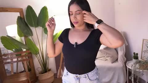 Snapshot of _megaan__ chatting on 11/04/25, 07:35 Megan online show from 11/04/25, 07:35