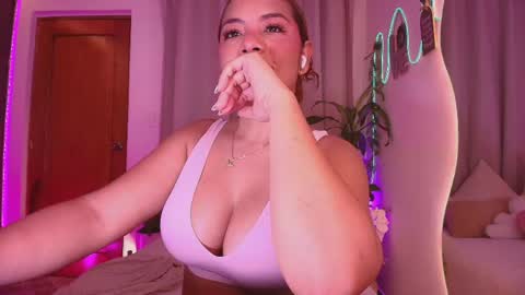 Snapshot of _megan_akbar chatting on 05/26/26, 10:22 Marce online show from 05/26/26, 10:22