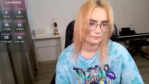 _meow_neko_ online show from 01/13/26, 06:29