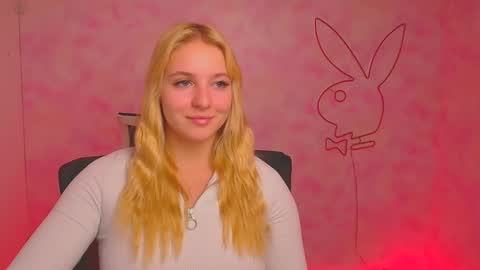 Snapshot of _mila_la_ chatting on 12/08/24, 09:57 Melanie online show from 12/08/24, 09:57